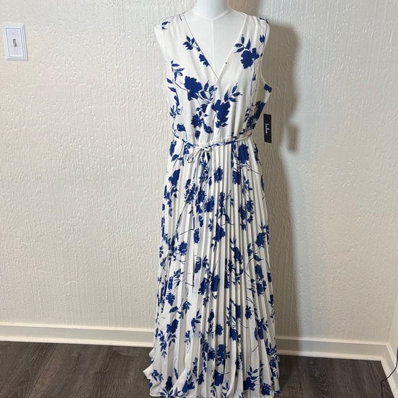 Lulus Dresses & Skirts - NWT Lulu’s Lindsie Blue/White Floral Print Pleated Wrap Maxi Dress Women XL